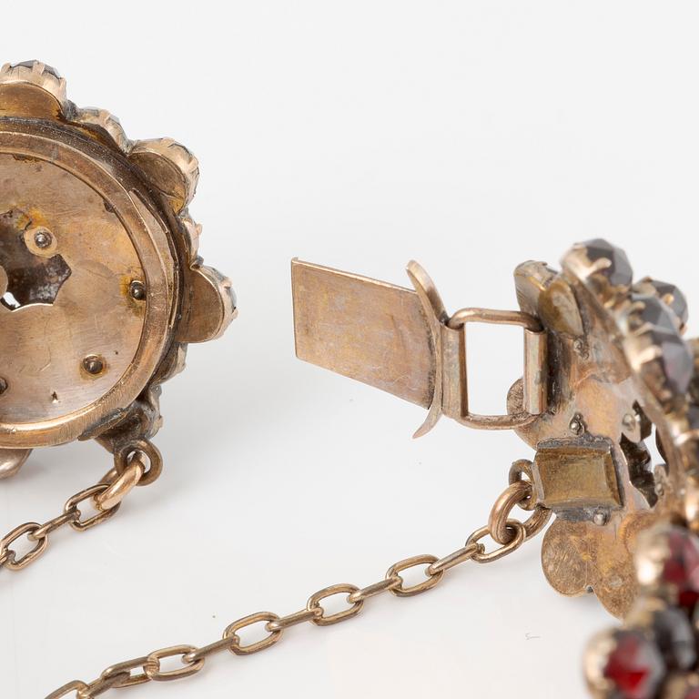 Garnityr med granater, armband, armring, broscher 2 st.