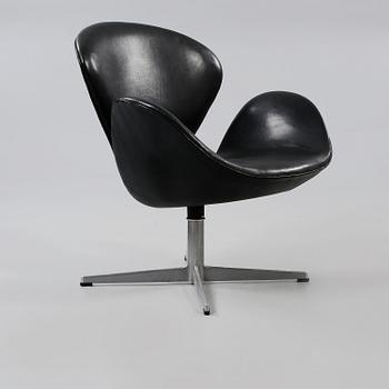 ARNE JACOBSEN, fåtölj, "Svanen", Fritz Hansen, Danmark, 1900-talets andra hälft.