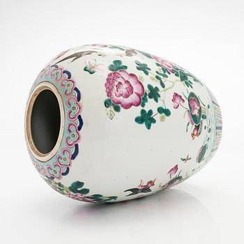 A Chinese famille rose jar with cover, late Qing/early 20th Century.