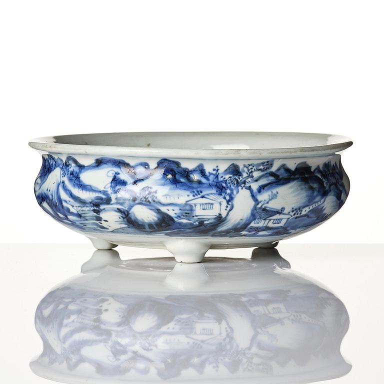 A blue and white censer, Transition, 17th century.