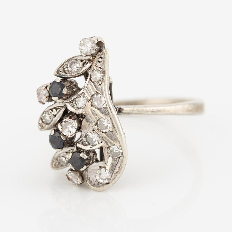 Ring vitguld med briljant- åttkantslipade diamanter och safirer.