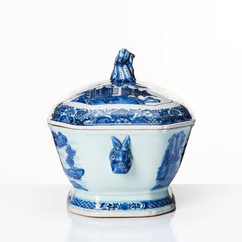 A blue and white tureen with cover, Qing dynasty, Qianlong (1736-95).