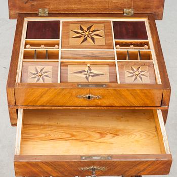 DAMARBETSBORD, nyrenässans, 1800-talets slut.