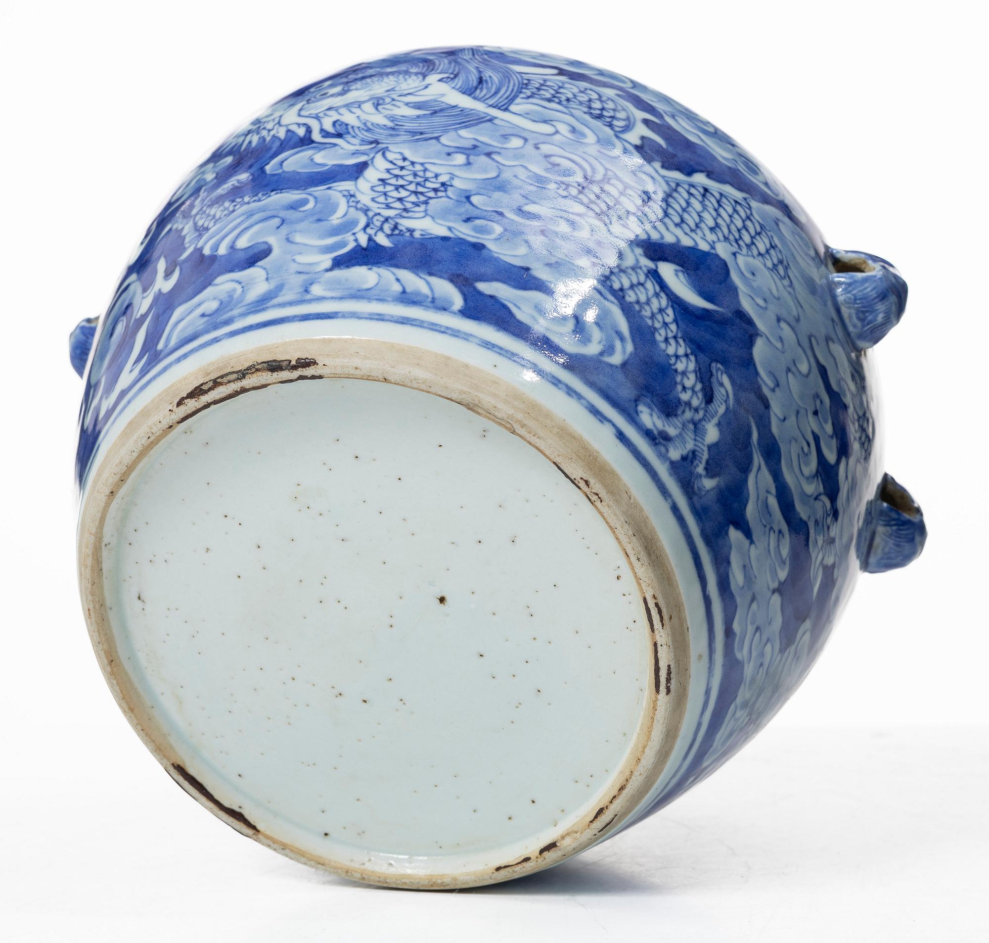 Karott med lock samt vas, porslin. Qingdynastin, 1800-tal.