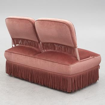 Soffa, s.k. fästmanssoffa / love seat, 1920-tal.