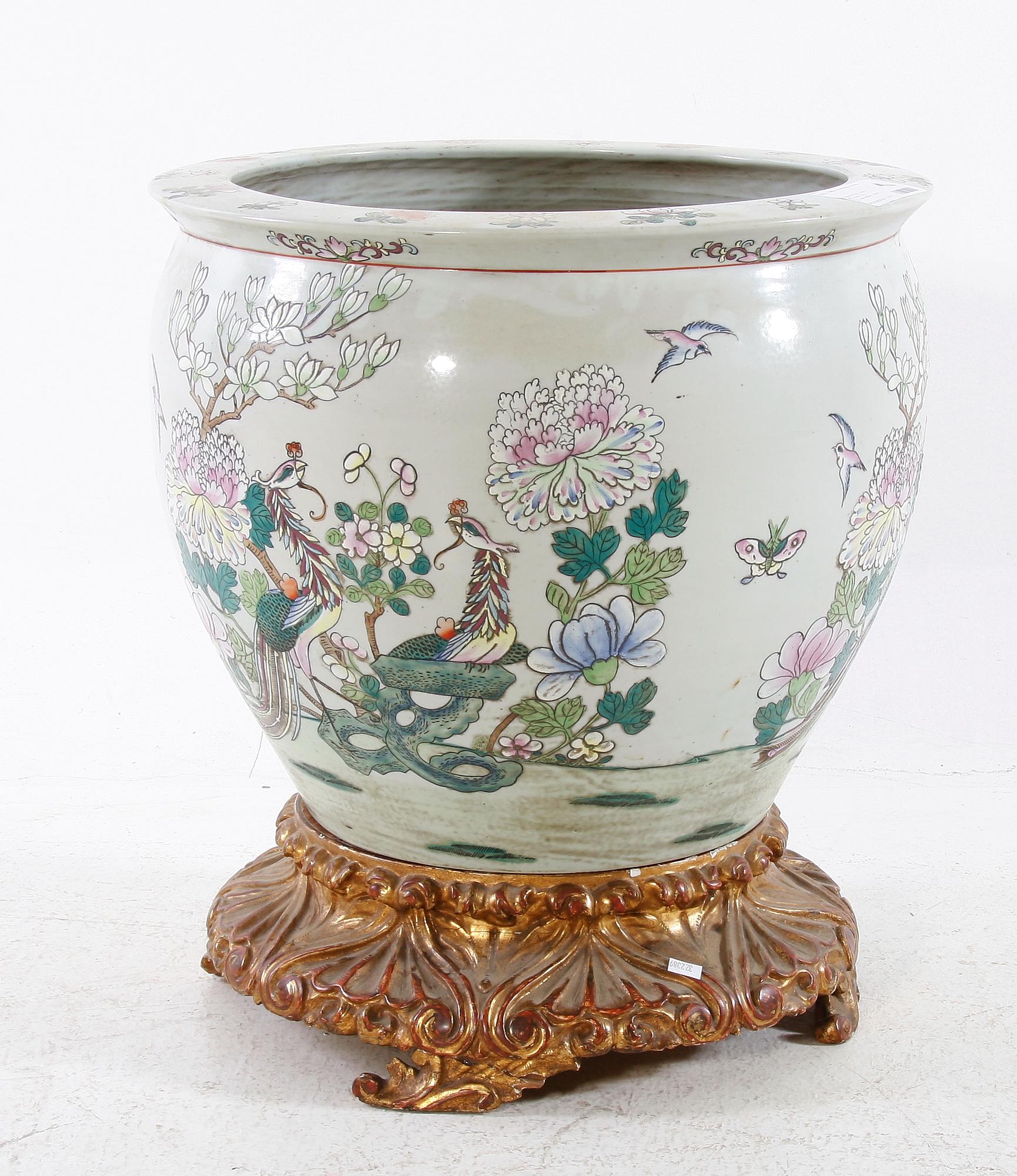 FISKDAMM PÅ KONSOL, porslin, Kina.