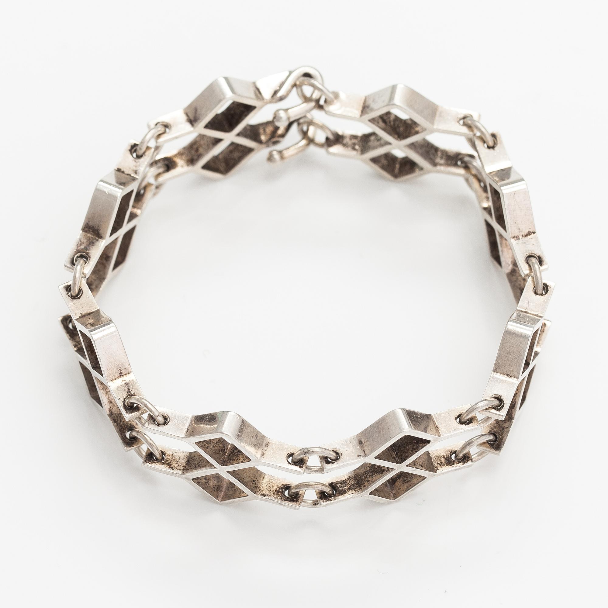 Jorma Laine, A silver bracelet. Kultateollisuus, Turku 1967.