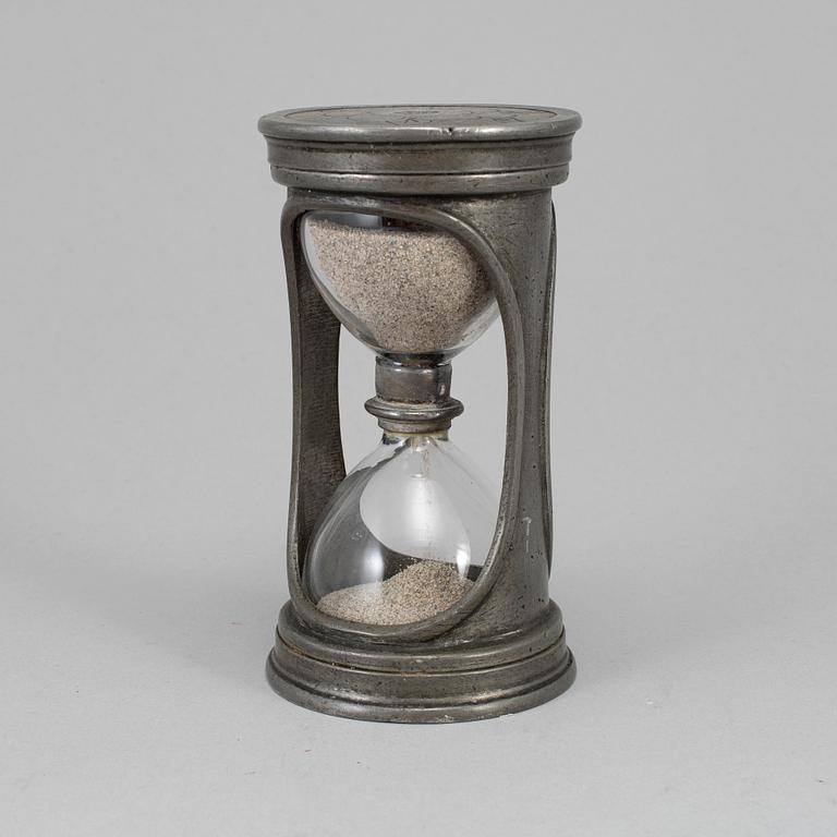 A pewter hour glass, 18th/19th century.