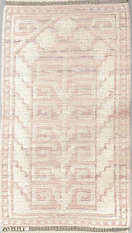 MATTA. "Vita spetsporten" (variant). Reliefflossa Ca 128 x 68 cm. Signerad AB MMF (AB Märta Måås-Fjetterström).