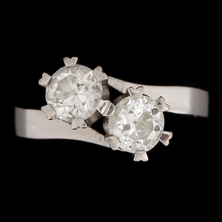RING, sk syskonring, 18k vitguld med gammalslipade diamanter tot ca1,00ct. Vikt 4,8g.