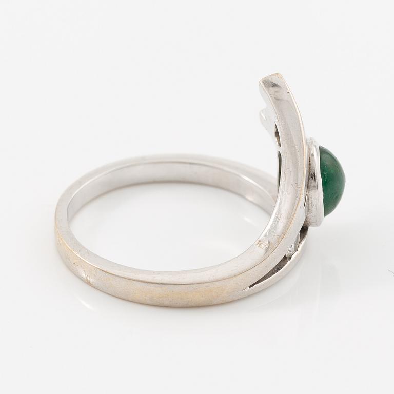 Ring, 18K white gold set with a cabochon-cut emerald and brilliant-cut diamonds.