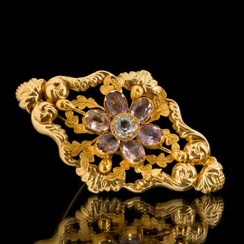 BROSCH, 18 k guld med akvamarin samt ametister. Vikt ca 6 gram.