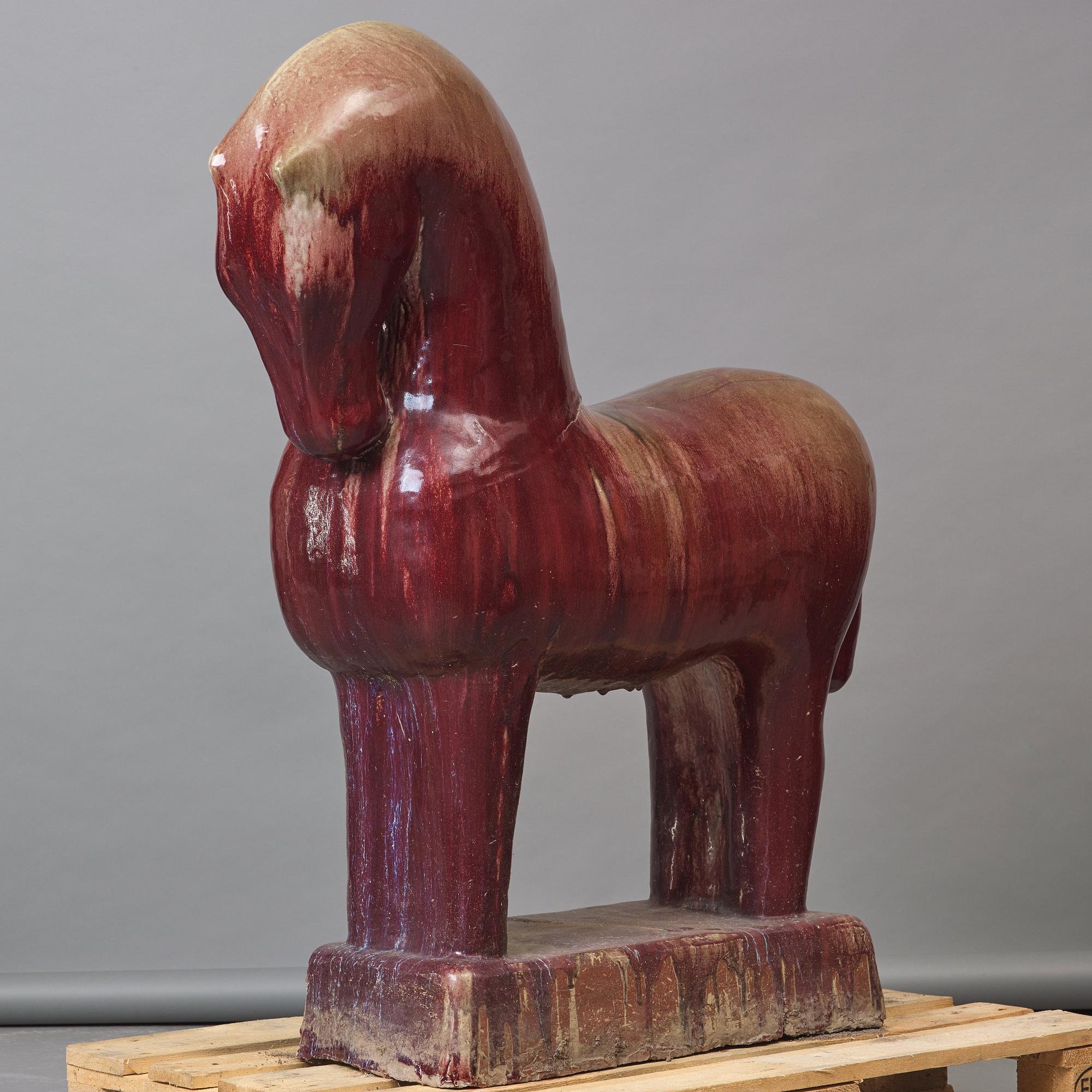 Ulla & Gustav Kraitz, a large stoneware sculpture of a horse, Fogdarp, Förslöv.