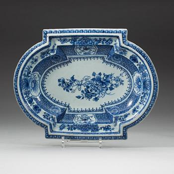 A blue and white dish with cover, Qing dynasty, Yongzheng (1723-35).