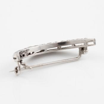 Brosch 18K vitguld med runda briljantslipade diamanter.