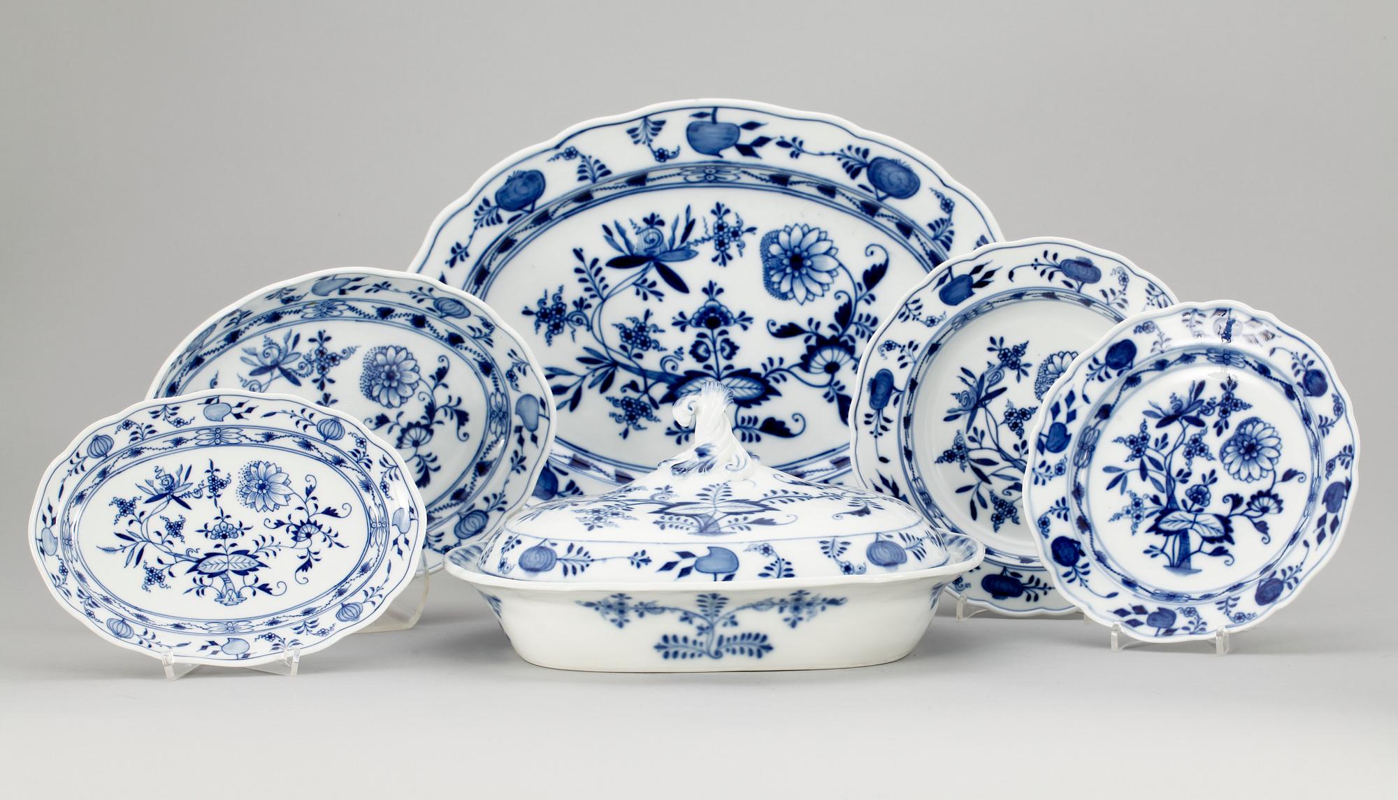 MATSERVIS, 88 delar, porslin,"lökmönstret",  Meissen.