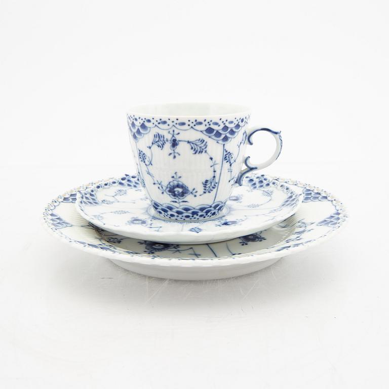 Service 26 pcs "Musselmalet" hel and halv blonde Royal Copenhagen Denmark porcelain.