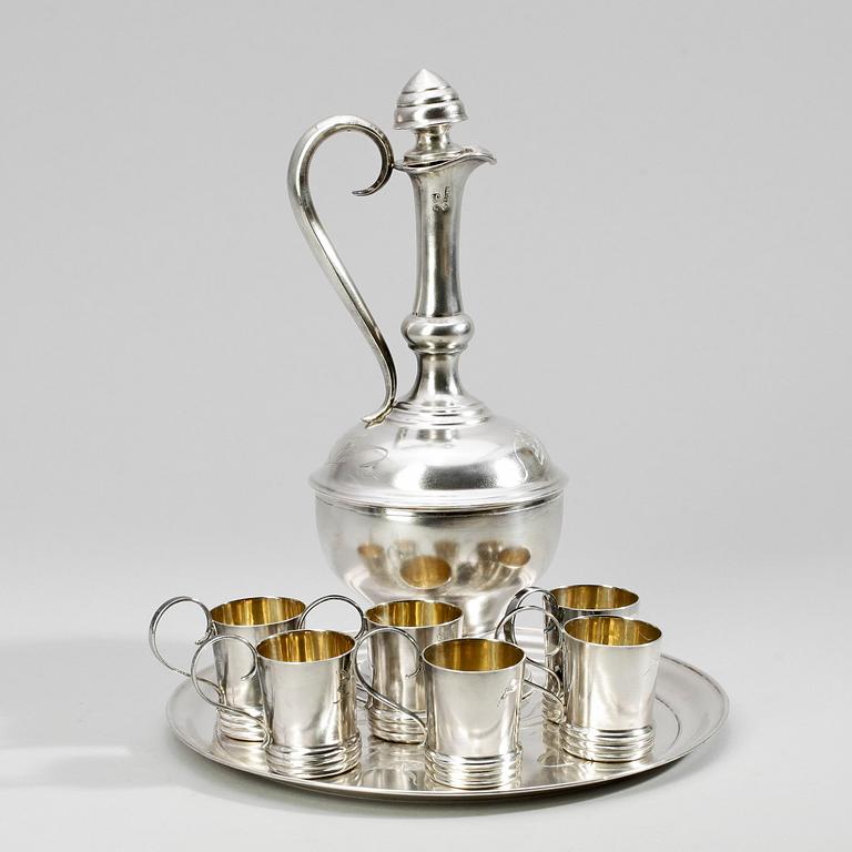 VODKASERVIS, 8 delar, silver, Otydliga mästarstämplar, St Petersburg, 1900-talets första hälft. Totalvikt 528g.