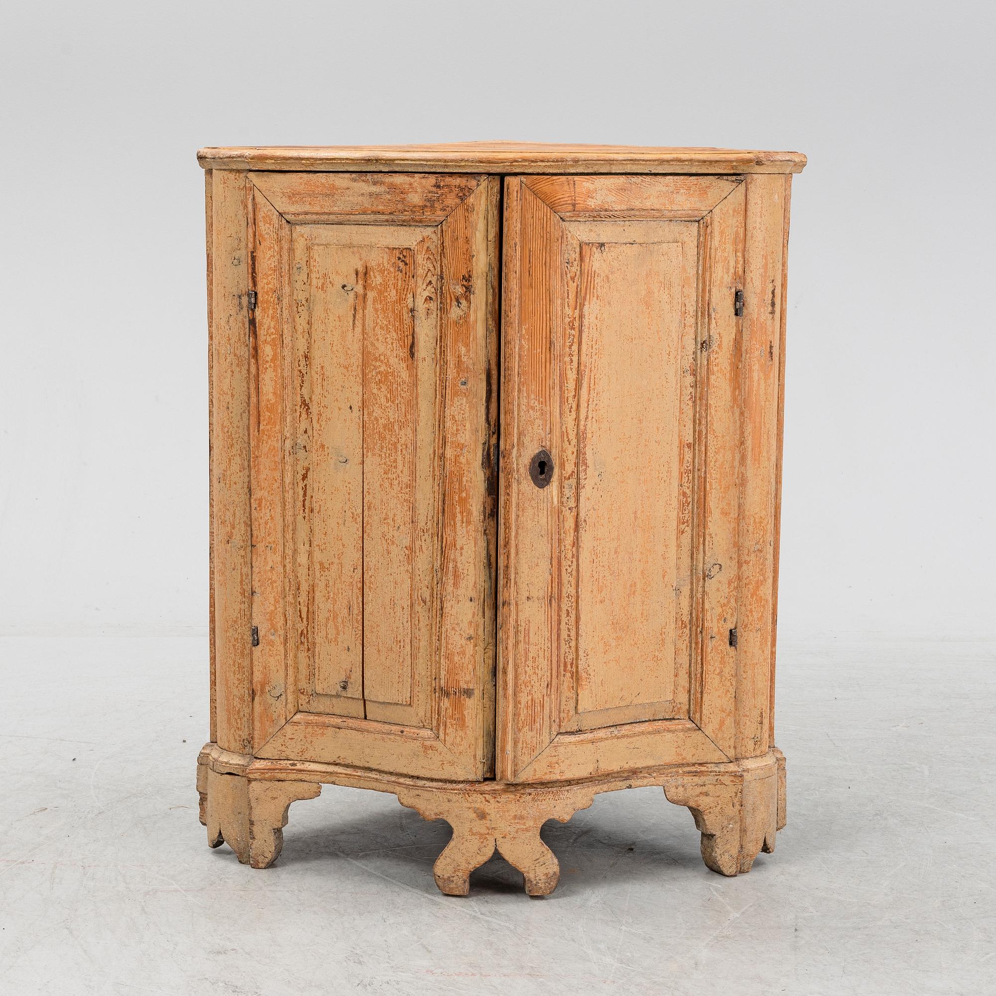 Hörnskåp, 1700-tal. Rokoko.