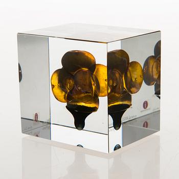 OIVA TOIKKA,  An annual glass cube, signed Oiva Toikka Nuutajärvi 1996 and numbered 528/2000.