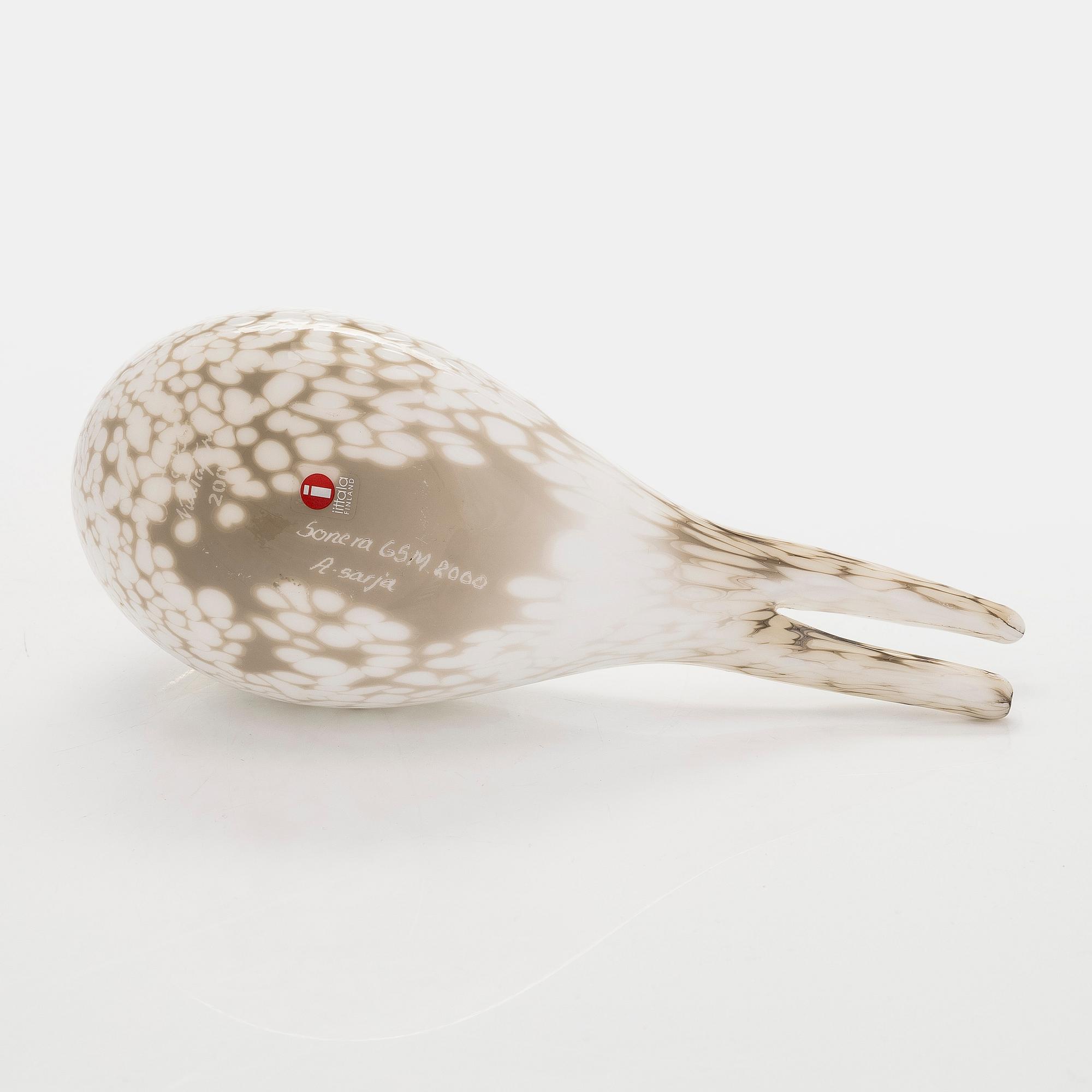 Oiva Toikka, an annual glass bird, 'Arctic tern', signed O. Toikka Nuutajärvi 2000 Sonera GSM A-sarja.