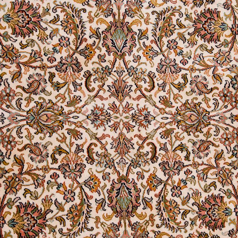 Matta, Kashmir, silkkiä, noin 312 x 425 cm.