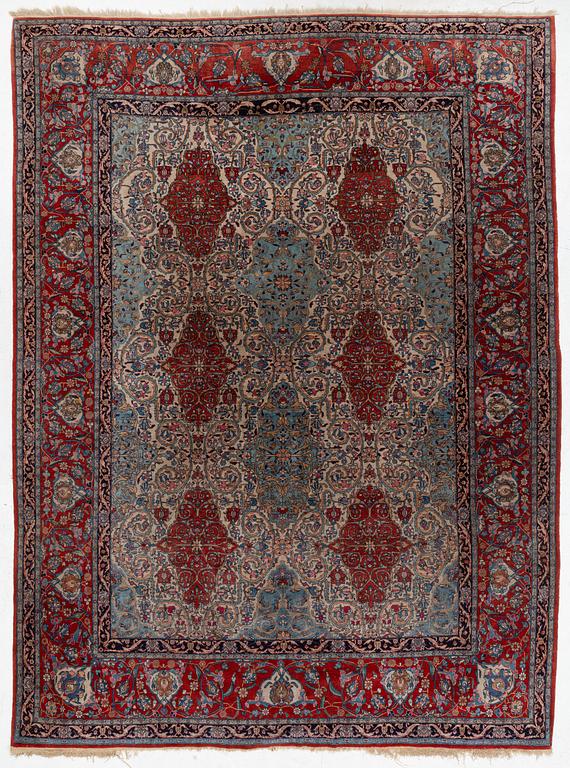 An antique Tabriz carpet, approx. 353 x 268 cm.