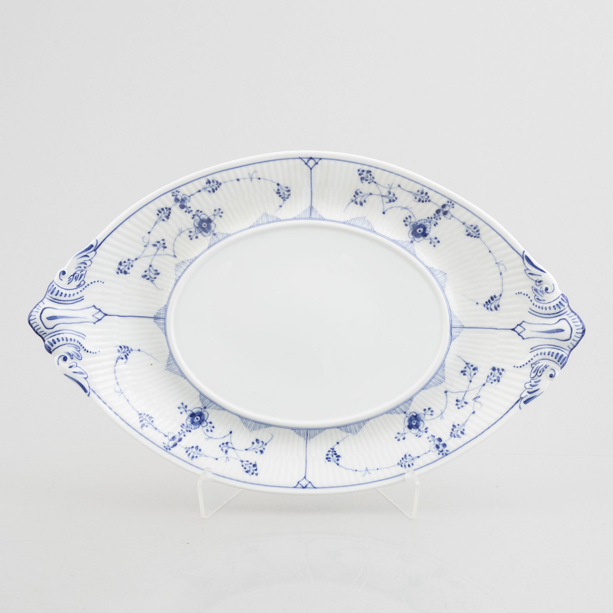 A Royal Copenhagen musselmaalet tureen with cover and stand, plain fluted, 1894-1900. Model 361.