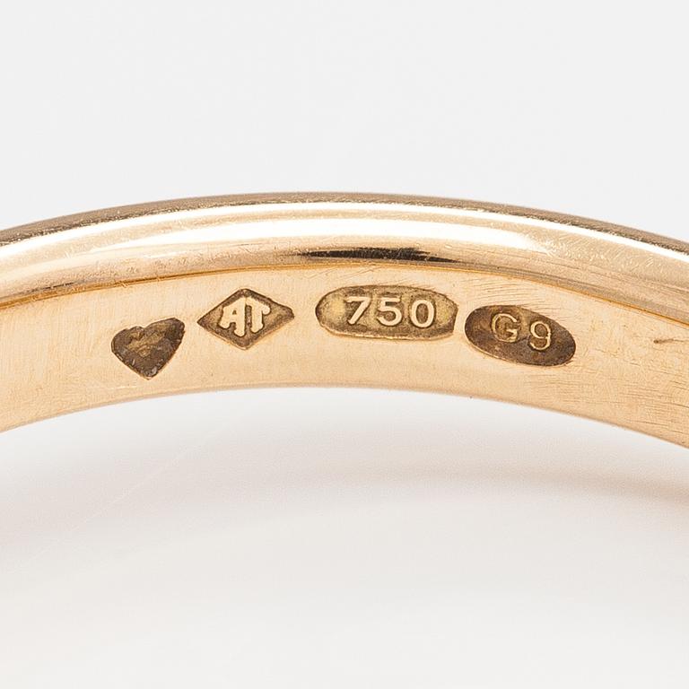 An 18K gold ring with a garnet. A Tillander, Helsinki 2008.