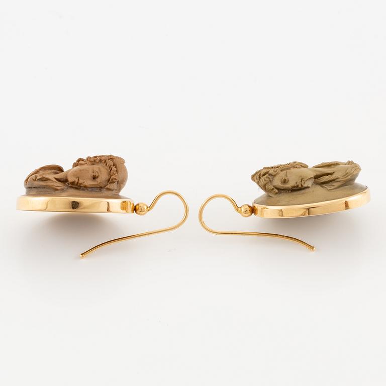 Earrings 18K gold with lava cameos.