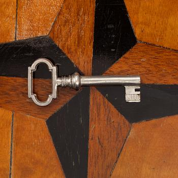 A chest of drawers, 19th century.