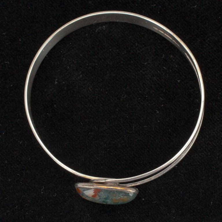 ARMRING, silver samt grön sten, Erik Granit, Helsingfors 1960. Tot. vikt ca 17 gr.