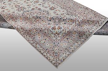 A carpet, Kashan, ca 292 x 202 cm.