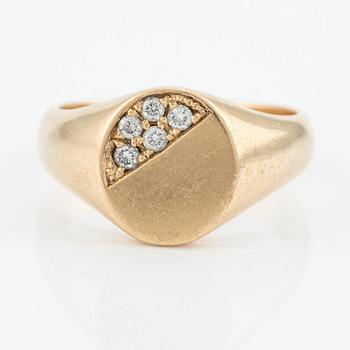 Ring, signet ring, 18K gold with brilliant-cut diamonds.