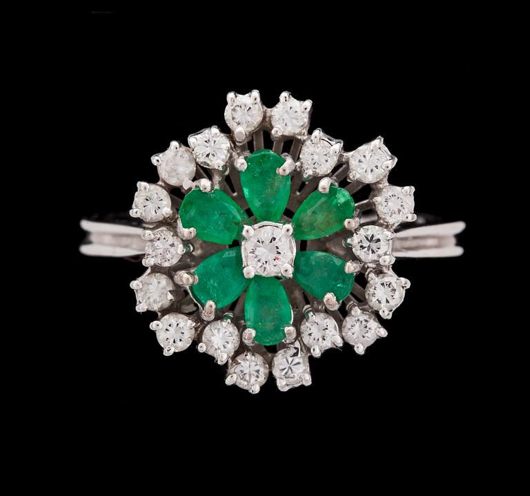 An emerald and brilliant cut diamond ring, tot. app. 0.70 cts.