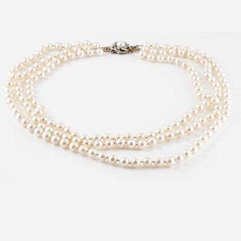 COLLIER, odlade pärlor med lås i 18K vitguld med odlad pärla och 6 briljantslipade diamanter 0.20 ct, importsmplat.