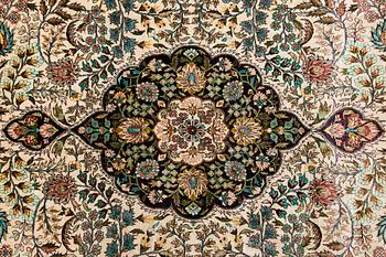 Matta, orientalisk, silke. Ca 273 x 185 cm.