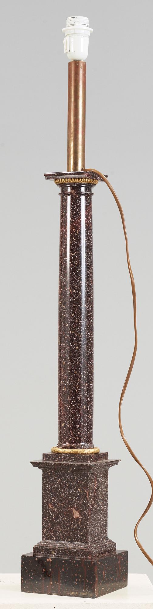 BORDSLAMPA. Älvdalen, 1800-talets första hälft. Empire.