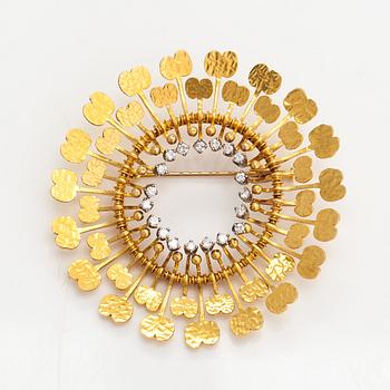 Tapio Wirkkala, A 14K gold brooch "Sun" with diamonds ca. 0.47 ct in total. Helsinki 1974.