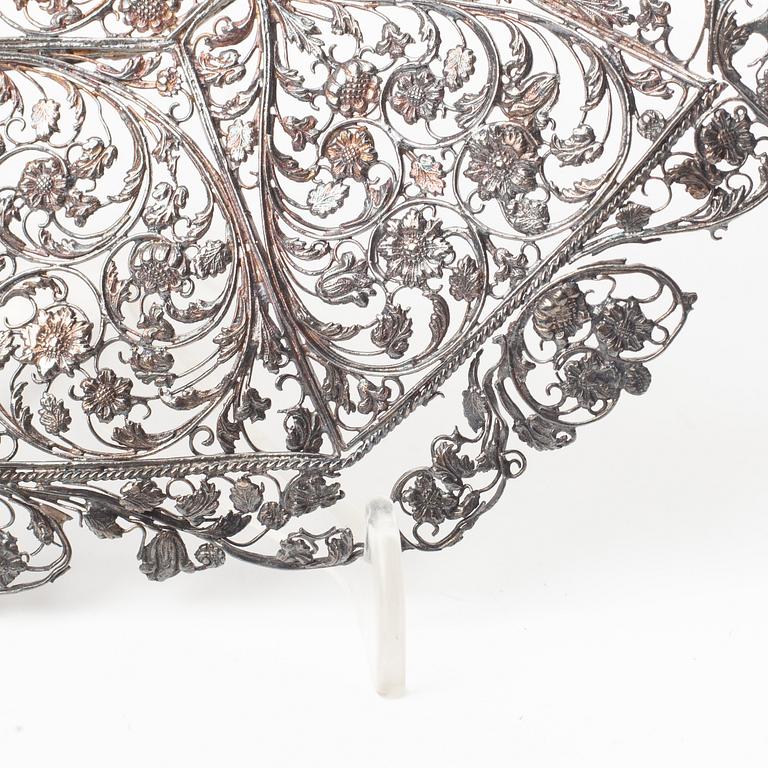 Korgar, två stycken, silver. Kina, Qingdynastin, 1800-tal.