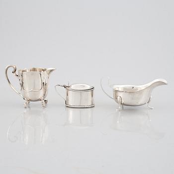 Seven pieces of English silver, different silver smiths, 1904-1936.