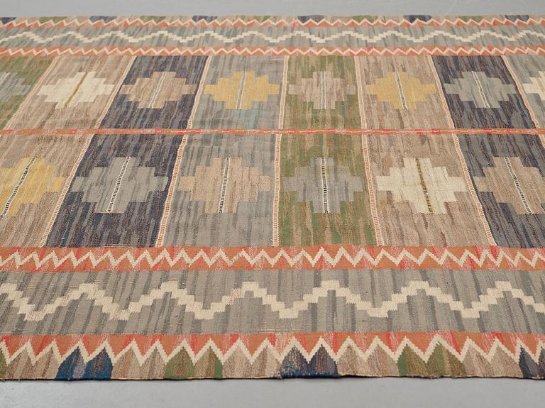 Märta Måås-Fjetterström, Matto, "Blå taggen", flat weave, ca 328-330,5 x 228-232 cm, signed MMF.