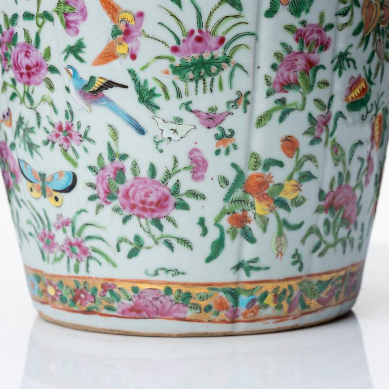 A famille rose vase, Qing dynasty, Canton, 19th Century.