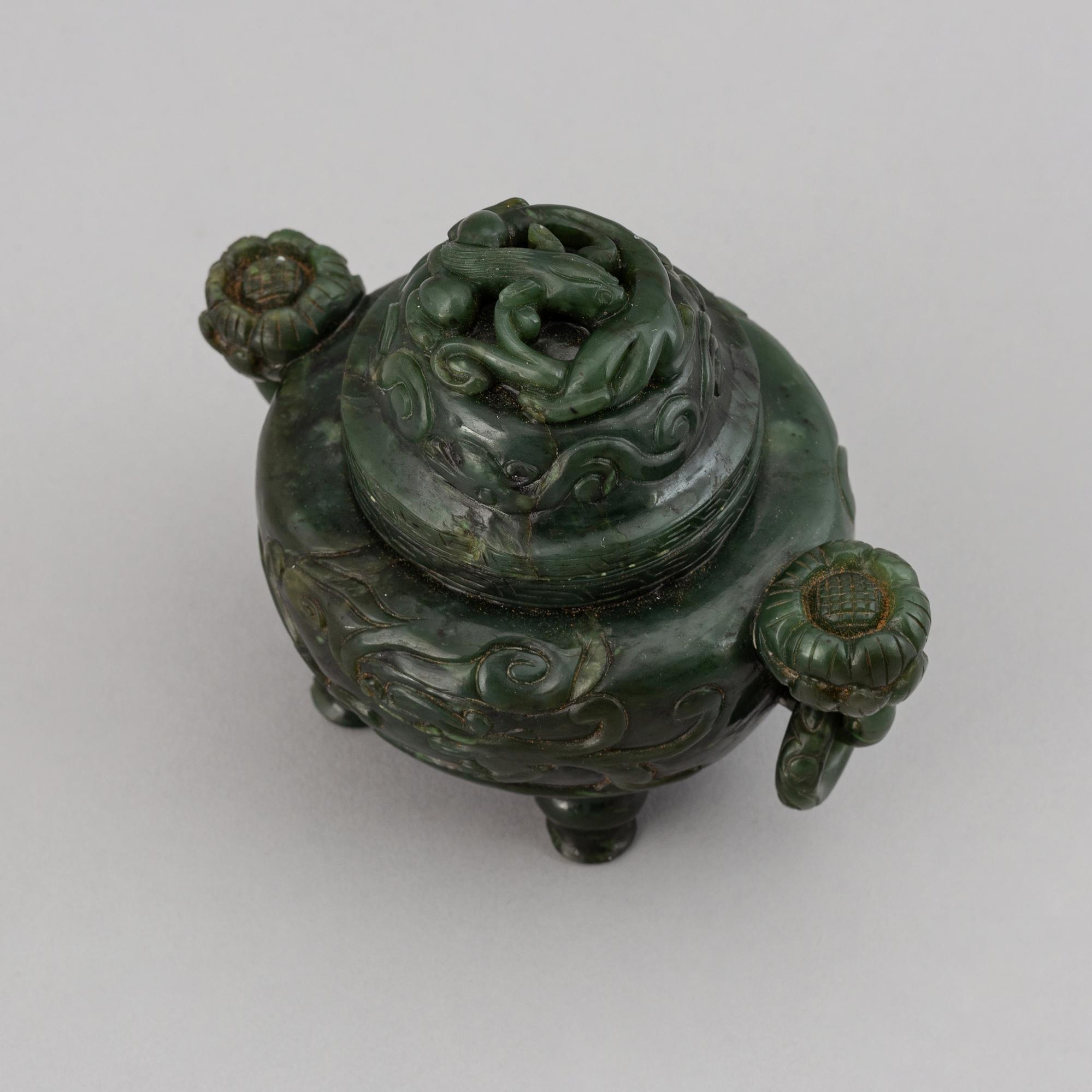 A Chinese bowenite/serpentine censer with cover, first half of 20th Century.