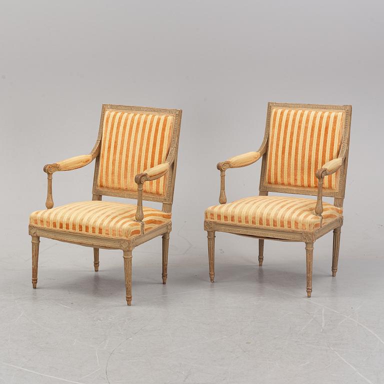 Karmstolar, ett par, Directoire-stil, omkring år 1900.
