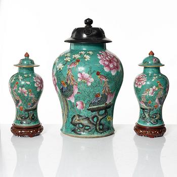 A three-piece garniture, Qing dynasty, 19th century.