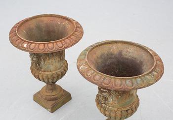 TRÄDGÅRDSUNOR, ett par, gjutgärn, 1800/1900-tal.