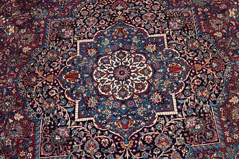 Matta antik Meshed, signerad Amoghli, ca 526,5 x 356 cm.