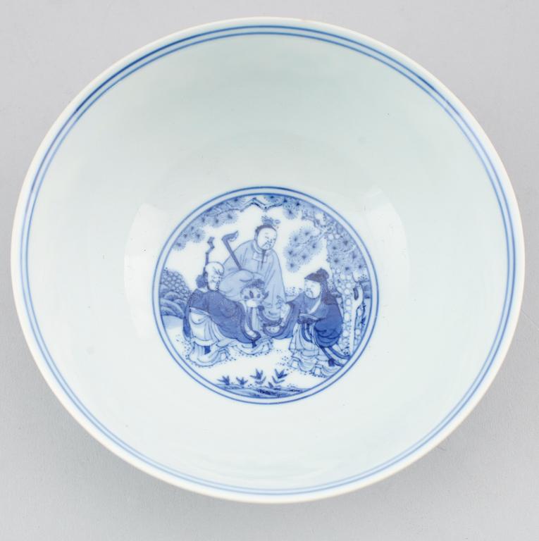 A blue and white bowl, Republic (1912-49) with Qianlongs sealmark.