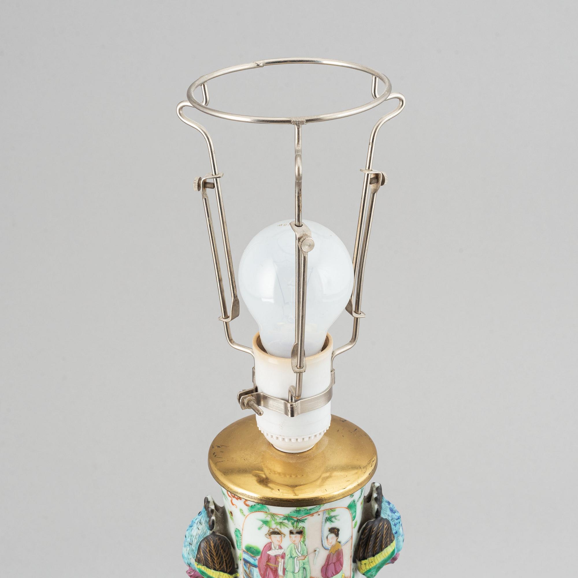 Vas, omgjord till bordslampa, kantonporslin. Qingdynastin, sent 1800-tal.